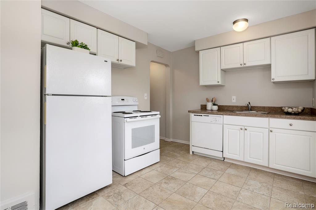 1898 West Maple Road Birmingham, MI 48009 - Photo 4 of 10