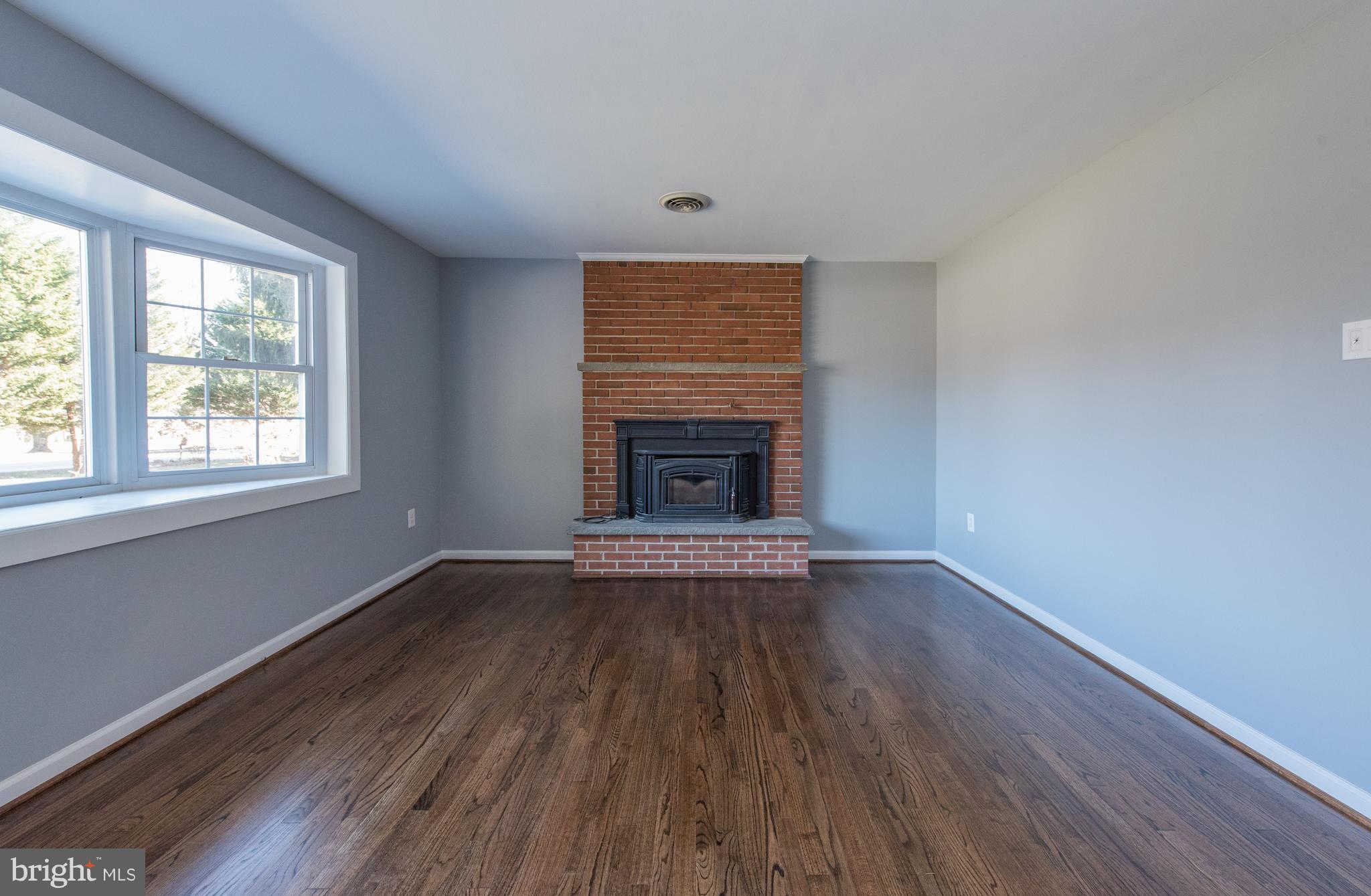10601 Johns Hopkins Road Laurel, MD 20723 - Photo 3 of 28 Living Room