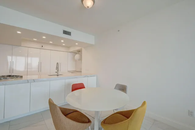 $4,800 | 2640 Lake Shore Drive, Unit 2008, Riviera Beach, FL 33404