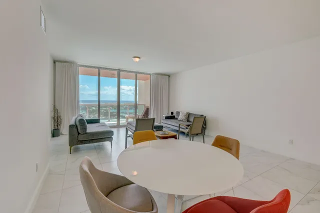 $4,800 | 2640 Lake Shore Drive, Unit 2008, Riviera Beach, FL 33404