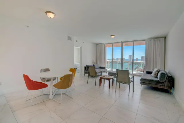 $4,800 | 2640 Lake Shore Drive, Unit 2008, Riviera Beach, FL 33404