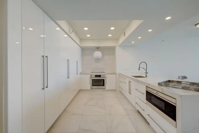 $4,800 | 2640 Lake Shore Drive, Unit 2008, Riviera Beach, FL 33404