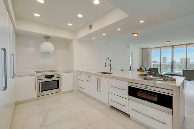 $4,800 | 2640 Lake Shore Drive, Unit 2008, Riviera Beach, FL 33404