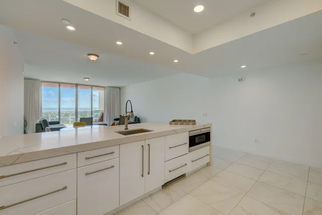 $4,800 | 2640 Lake Shore Drive, Unit 2008, Riviera Beach, FL 33404