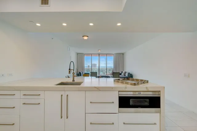 $4,800 | 2640 Lake Shore Drive, Unit 2008, Riviera Beach, FL 33404