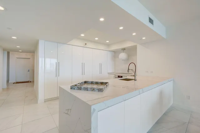 $4,800 | 2640 Lake Shore Drive, Unit 2008, Riviera Beach, FL 33404