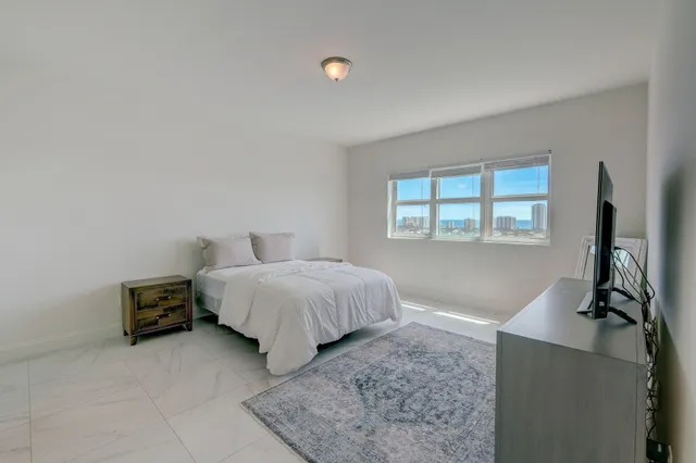 $4,800 | 2640 Lake Shore Drive, Unit 2008, Riviera Beach, FL 33404