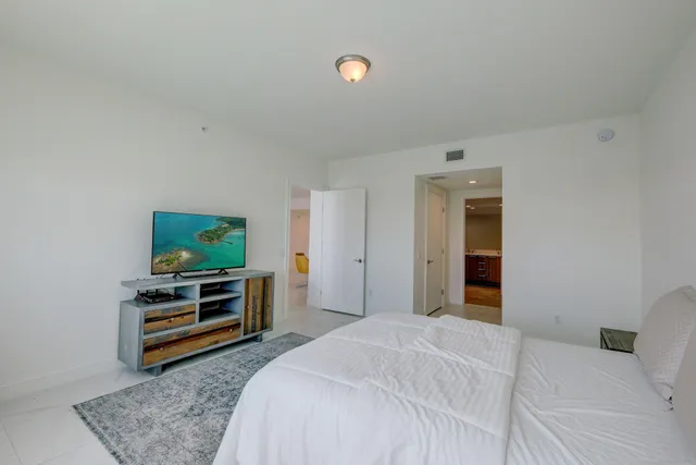 $4,800 | 2640 Lake Shore Drive, Unit 2008, Riviera Beach, FL 33404