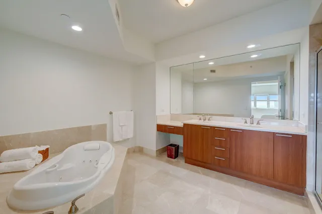 $4,800 | 2640 Lake Shore Drive, Unit 2008, Riviera Beach, FL 33404