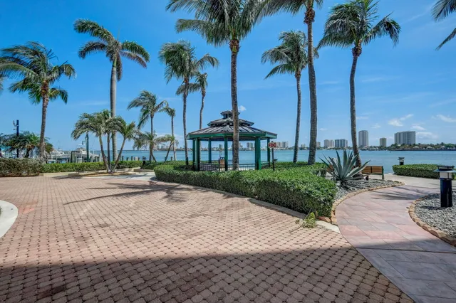 $4,800 | 2640 Lake Shore Drive, Unit 2008, Riviera Beach, FL 33404