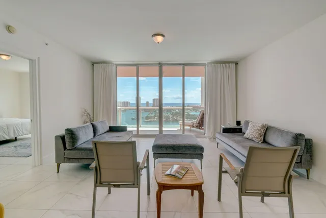 $4,800 | 2640 Lake Shore Drive, Unit 2008, Riviera Beach, FL 33404