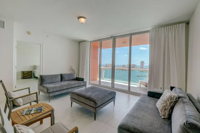 $4,800 | 2640 Lake Shore Drive, Unit 2008, Riviera Beach, FL 33404