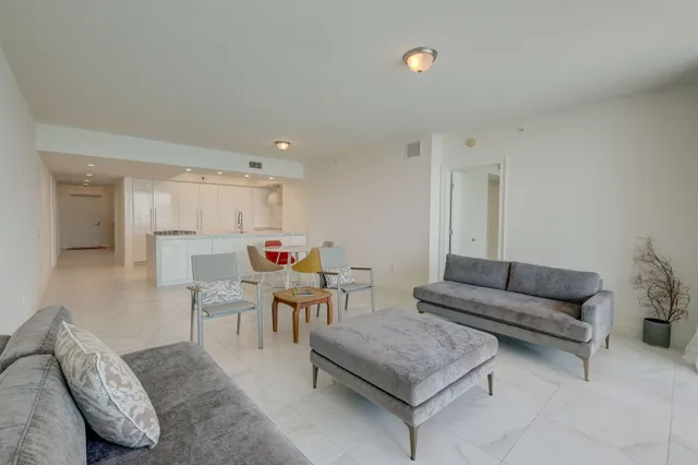 $4,800 | 2640 Lake Shore Drive, Unit 2008, Riviera Beach, FL 33404