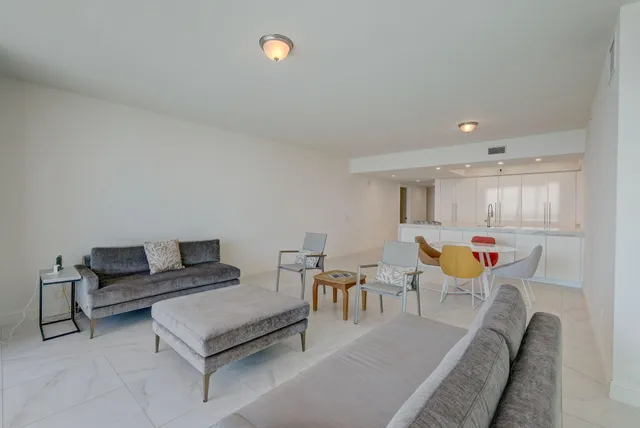 $4,800 | 2640 Lake Shore Drive, Unit 2008, Riviera Beach, FL 33404