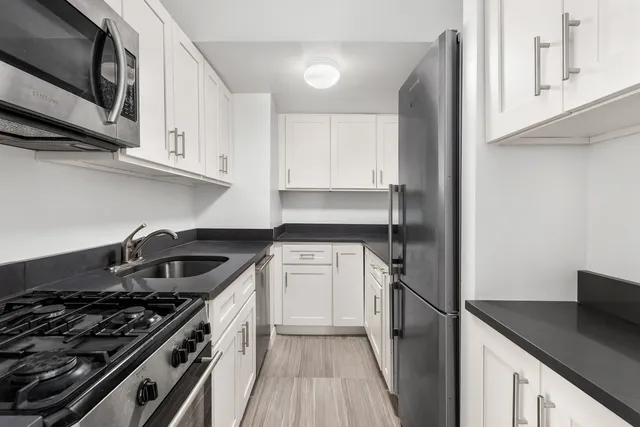 $900,000 | 200 East 36th Street, Unit 17B | Murray Hill