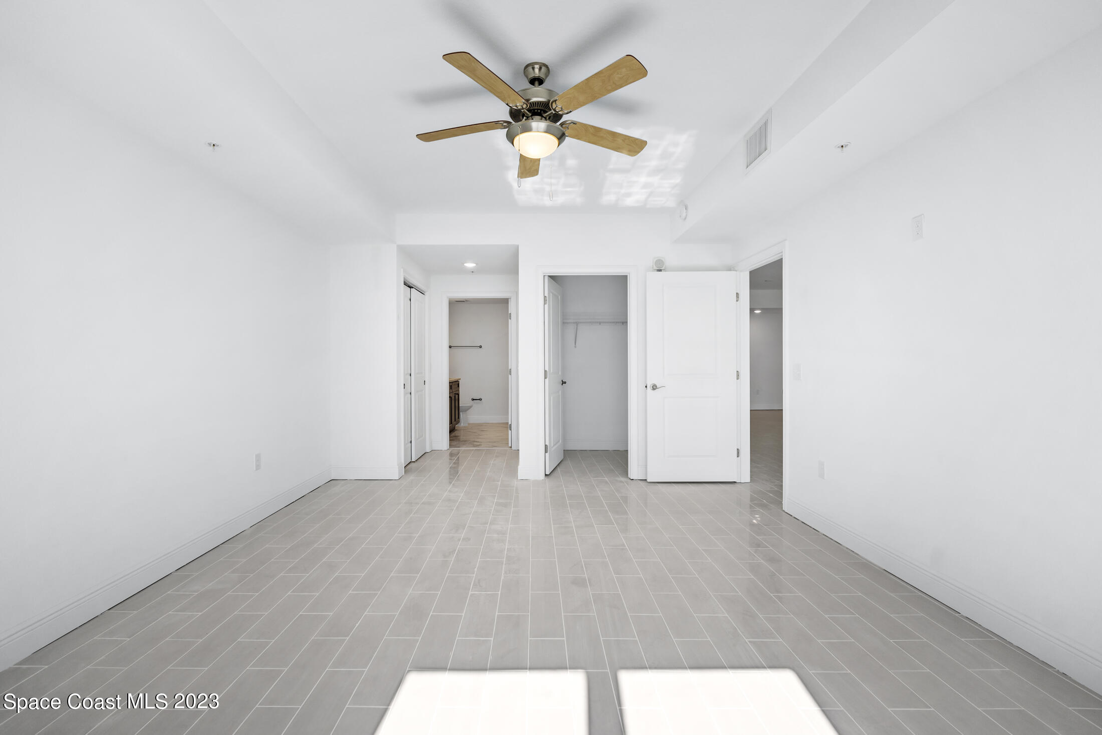 735 Pilot Lane, Unit 313 Merritt Island, FL 32952 - Photo 13 of 20 a view of an empty room with a ceiling fan