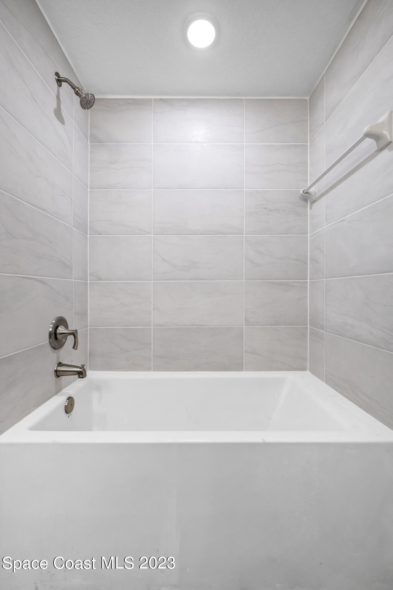 735 Pilot Lane, Unit 313 Merritt Island, FL 32952 - Photo 10 of 20 a bathroom with a bathtub and a shower