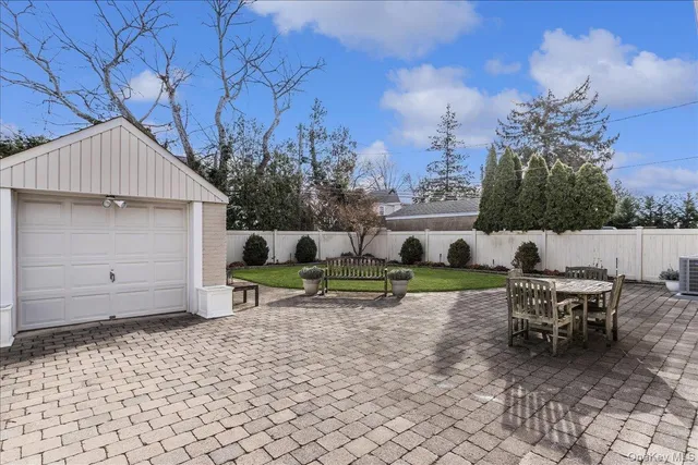 $1,250,000 | 175 Primrose Drive, North New Hyde Park, NY 11040