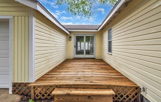a view of a backyard