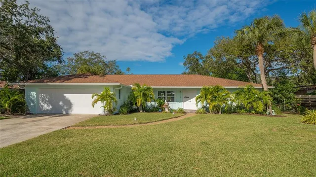 a view of a house with backyard and garden