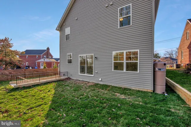 a view of a house with backyard and trees