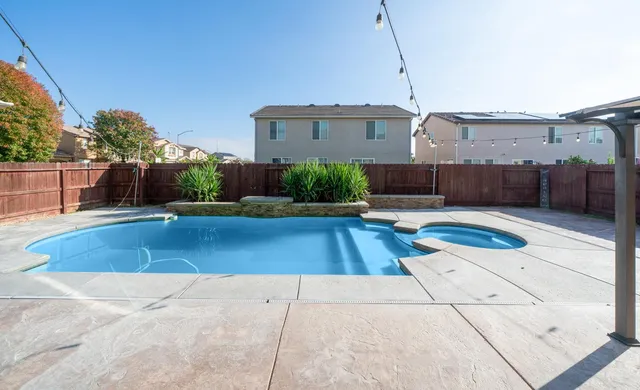 a view of a backyard