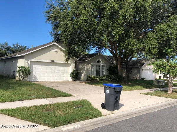 a view of a house with yard and tree s