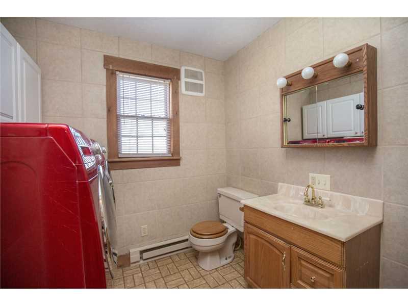 1891 Valley Road New Castle, PA 16105 - Photo 4 of 11 Full Bath.