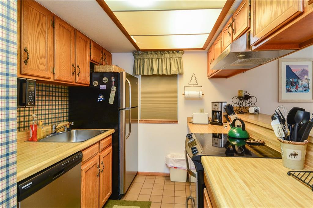 500 Bills Ranch Road, Unit 271 Frisco, CO 80443 - Photo 9 of 22 a kitchen with sink refrigerator and cabinets