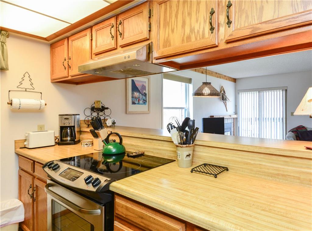 500 Bills Ranch Road, Unit 271 Frisco, CO 80443 - Photo 10 of 22 a kitchen with a stove a refrigerator and a dining table