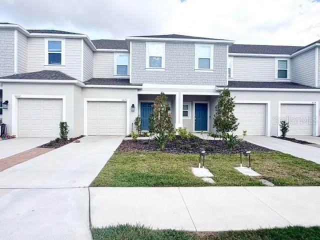 a view of a yard in front of a house