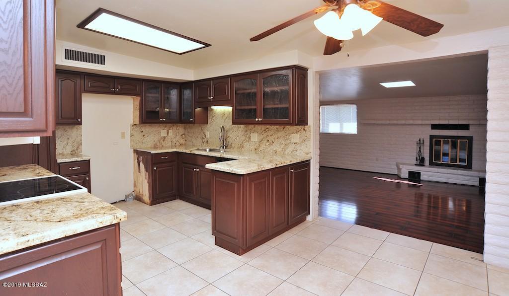 8332 East Rolling Ridge Street Tucson, AZ 85710 - Photo 15 of 49