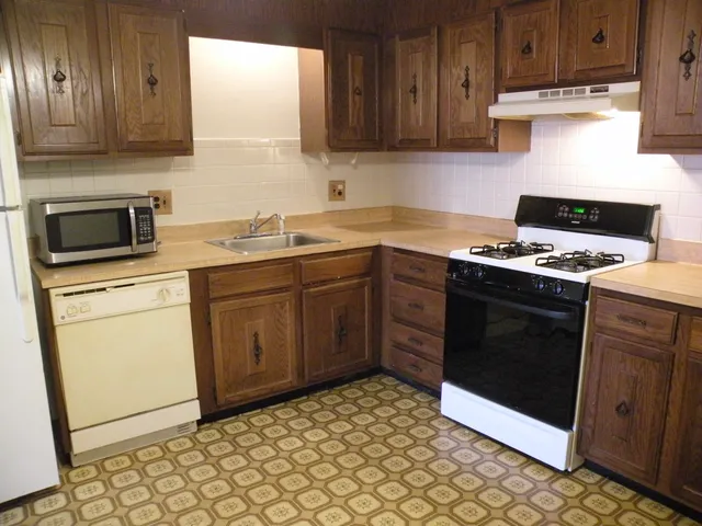 $2,000 | 23 Country Club Drive, Unit 1, Manchester, NH 03102