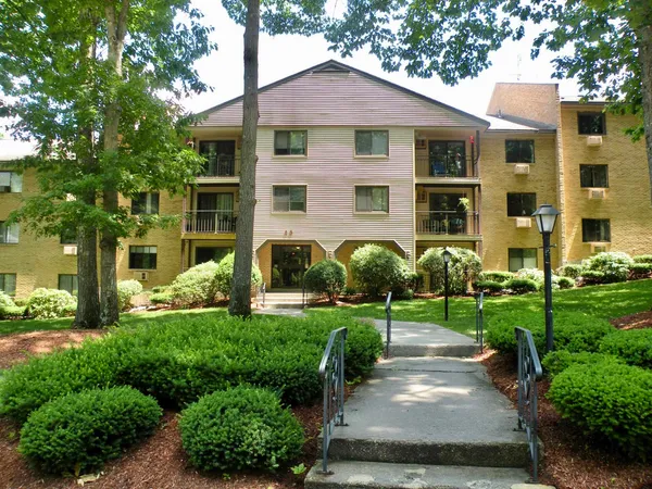 $2,000 | 23 Country Club Drive, Unit 1, Manchester, NH 03102