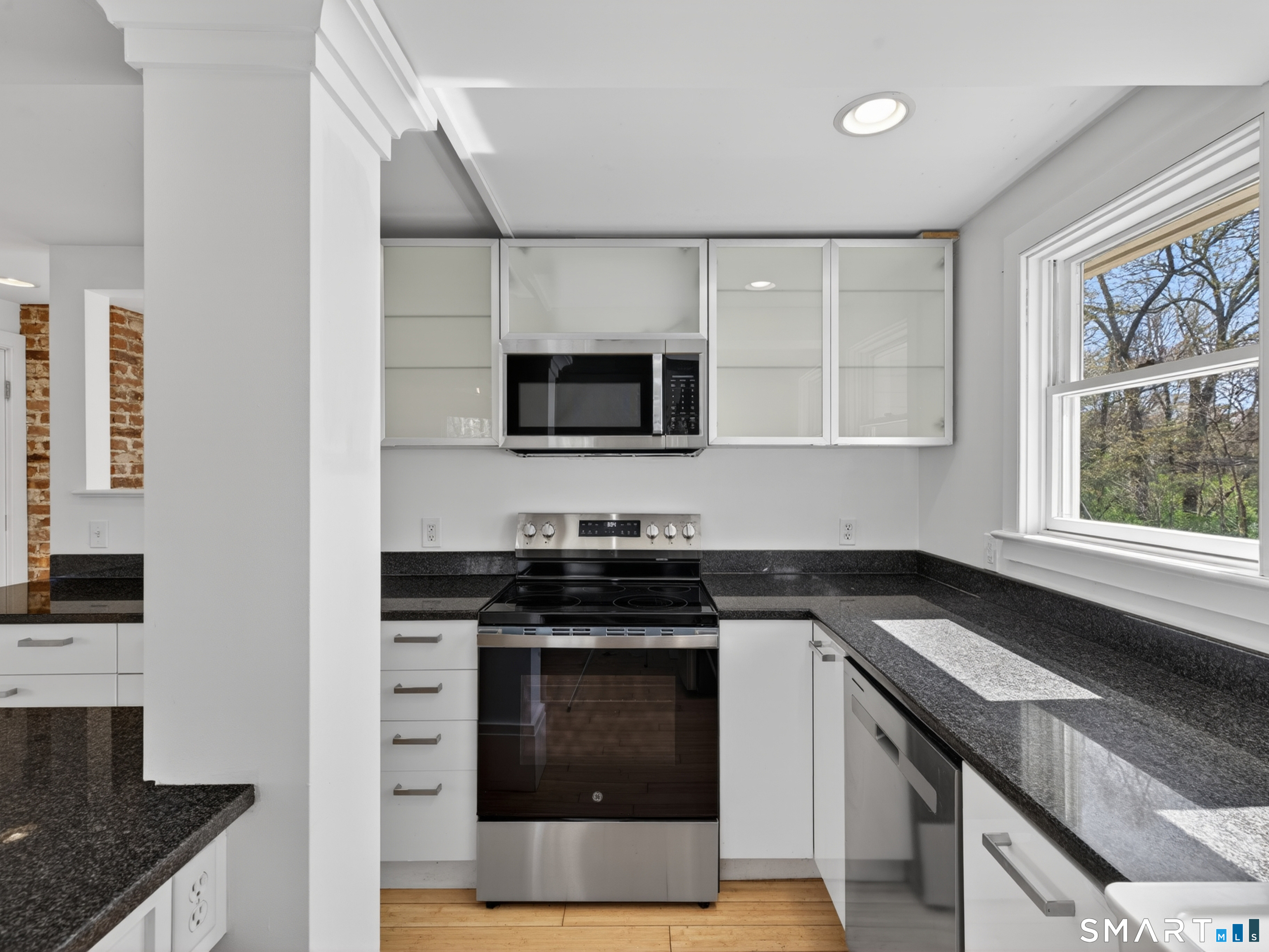 363 Farmholme Road Stonington, CT 06378 - Photo 12 of 39 Brand New Stove and Microwave