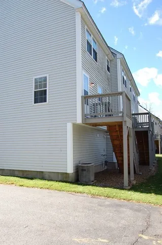 a view of yard with green space
