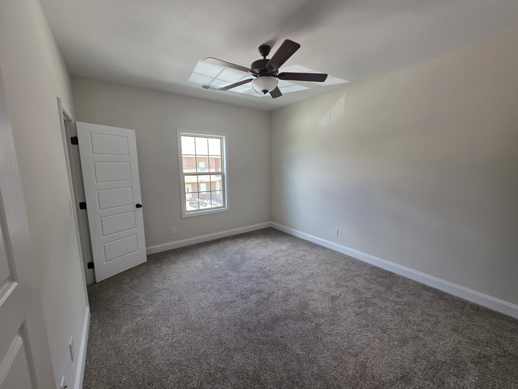 550 Peachers Mill Road, Unit E2 Clarksville, TN 37042 - Photo 9 of 11 en empty room with windows and ceiling fan view