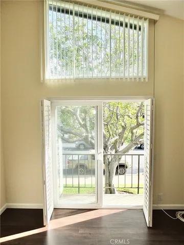 a picture of a tree with lots of plants