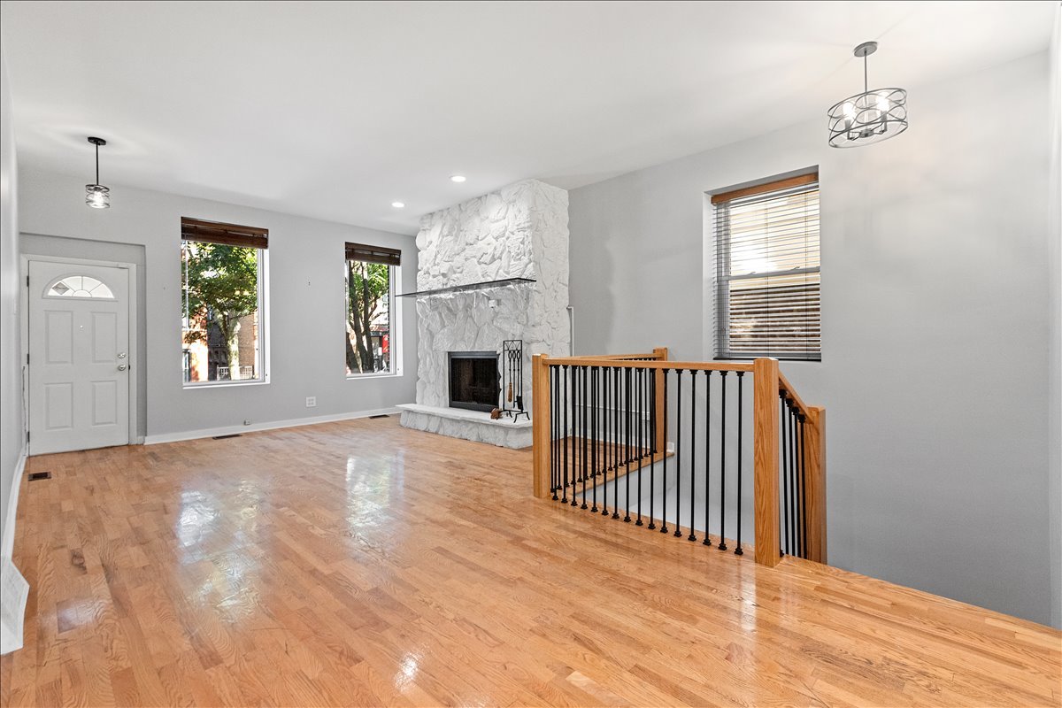 1147 West Taylor Street, Unit 1 Chicago, IL 60607 - Photo 5 of 17