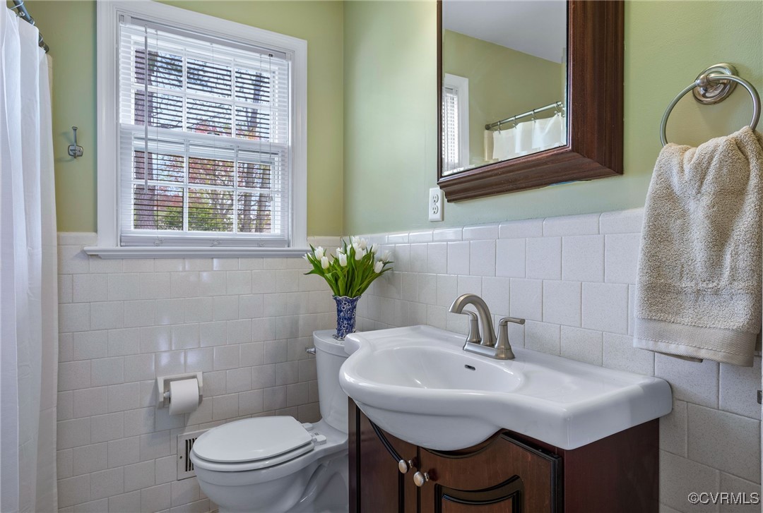 121 Swanage Road Chesterfield, VA 23236 - Photo 17 of 36 Updated hall bath