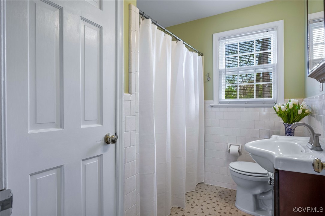 121 Swanage Road Chesterfield, VA 23236 - Photo 18 of 36 Another view of the Hall Bath
