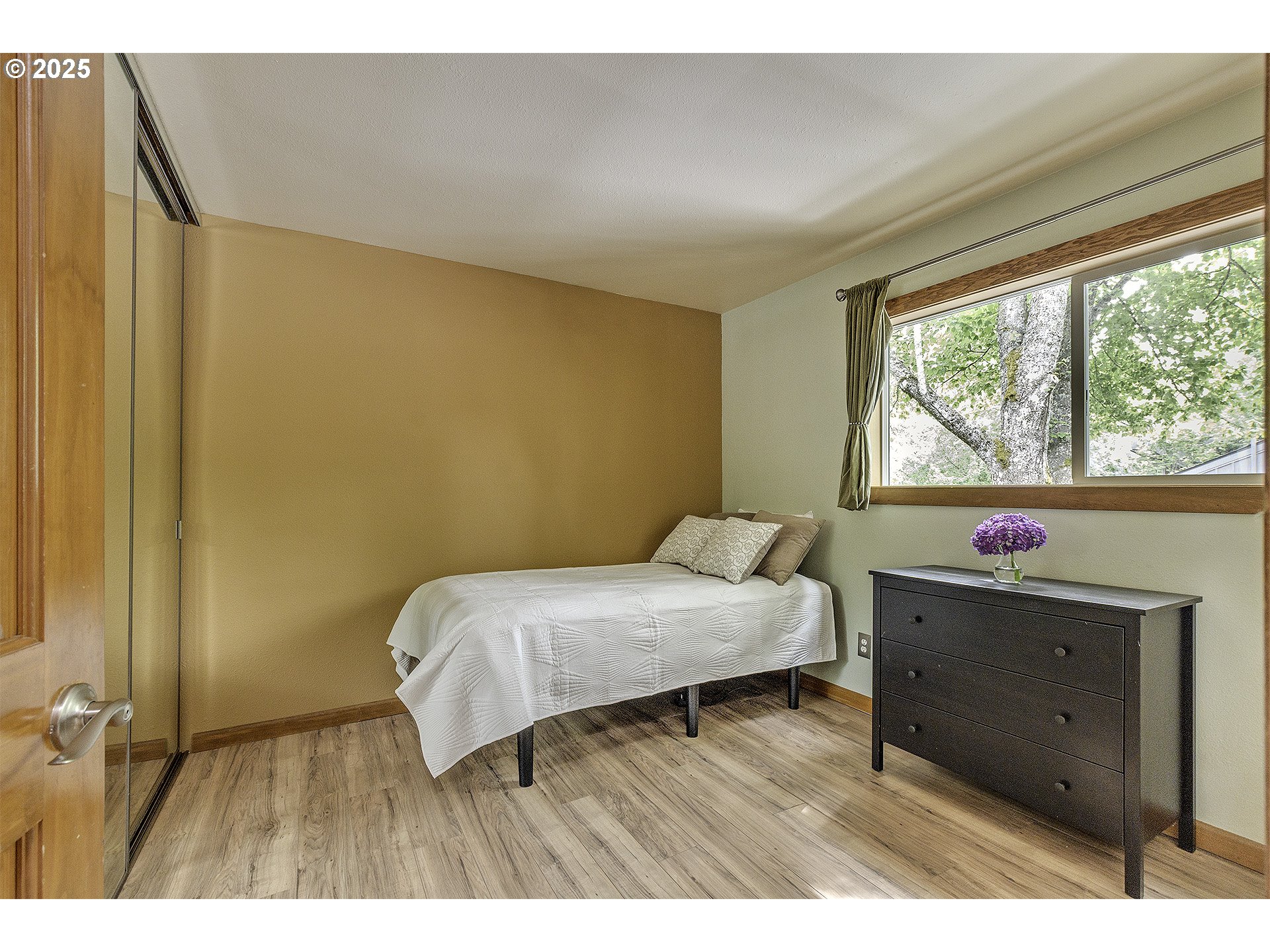 4 Touchstone, Unit 113 Lake Oswego, OR 97035 - Photo 20 of 32 a bedroom with a bed and a window