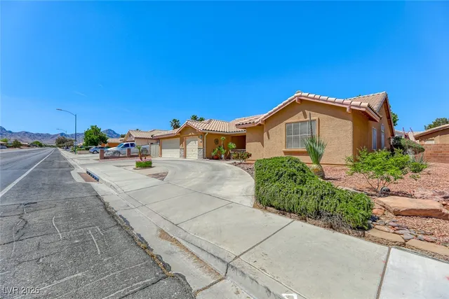 $660,000 | 2001 Appaloosa Road, Henderson, NV 89002