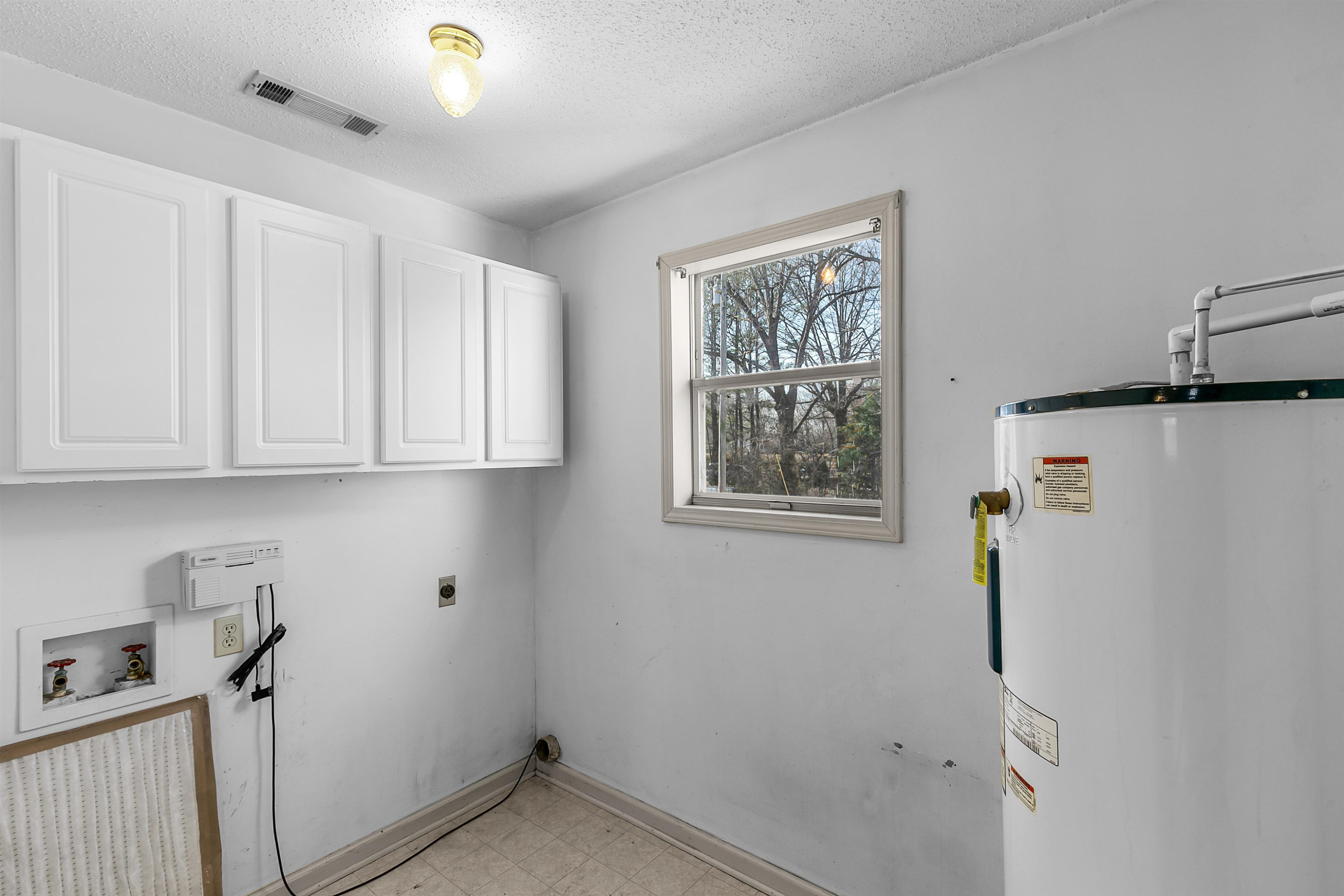 29 Baseline Road Dyer, TN 38330 - Photo 13 of 20 a view of walk in closet with window
