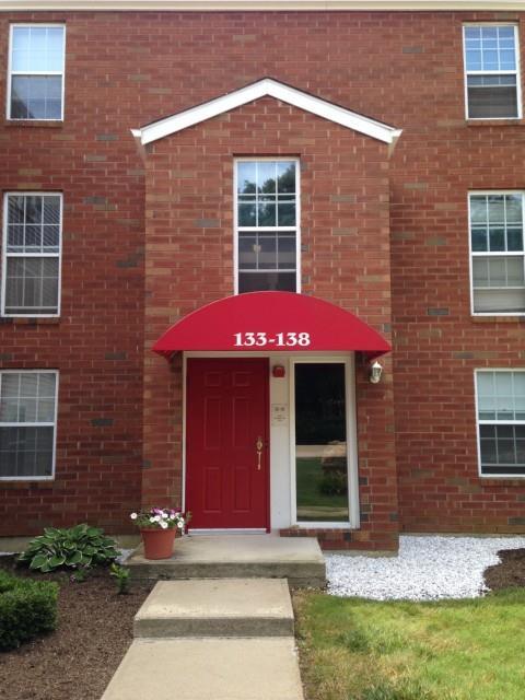 135 Heather Ridge, Unit 135 Shelton, CT 06484 - Photo 1 of 1 a front view of a house with yard