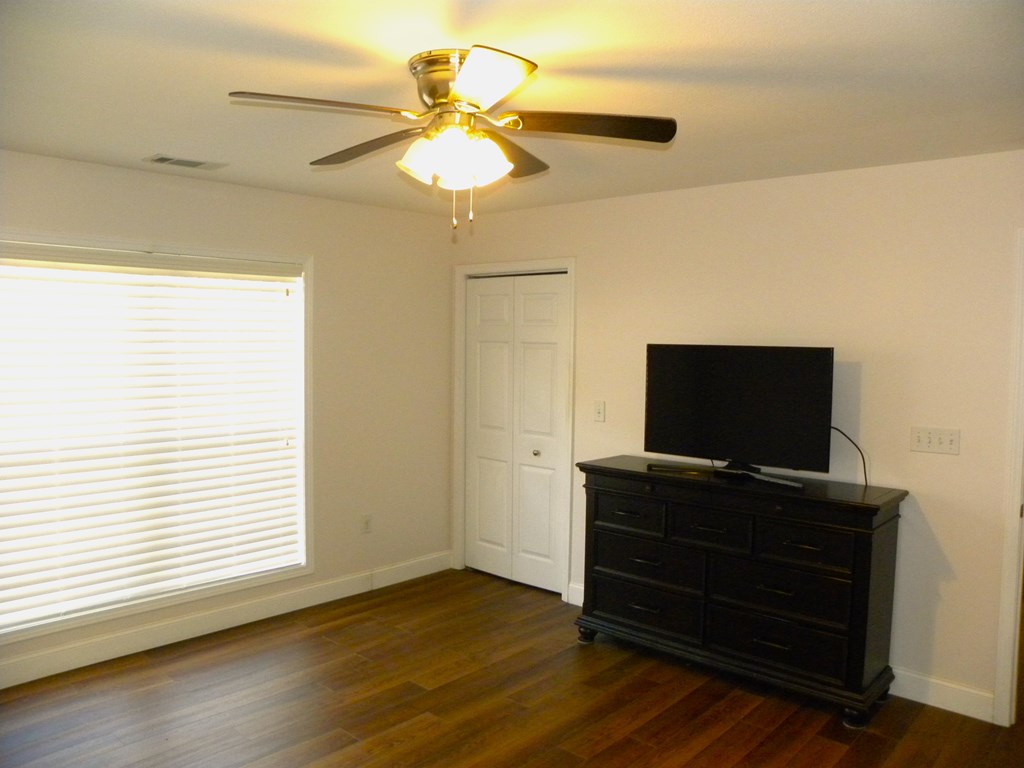 88 Morningview Place Blue Ridge, GA 30513 - Photo 18 of 41 a flat screen tv on a dresser with wooden floor