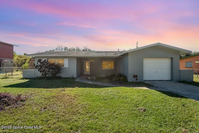 a view of a house with backyard and garden