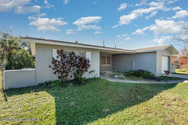 a view of backyard with garden