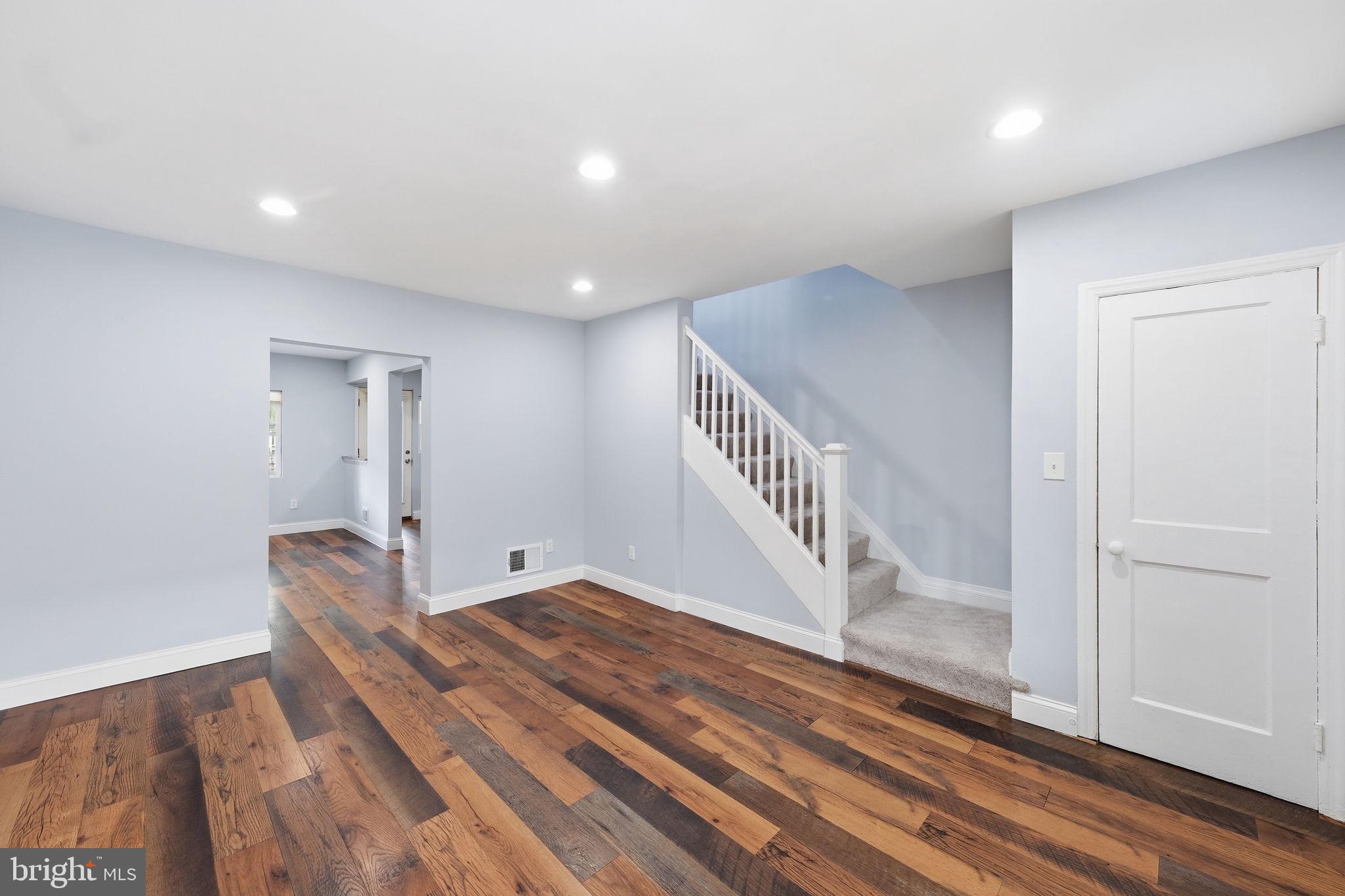 636 Hillview Road Baltimore, MD 21225 - Photo 2 of 19 Living room