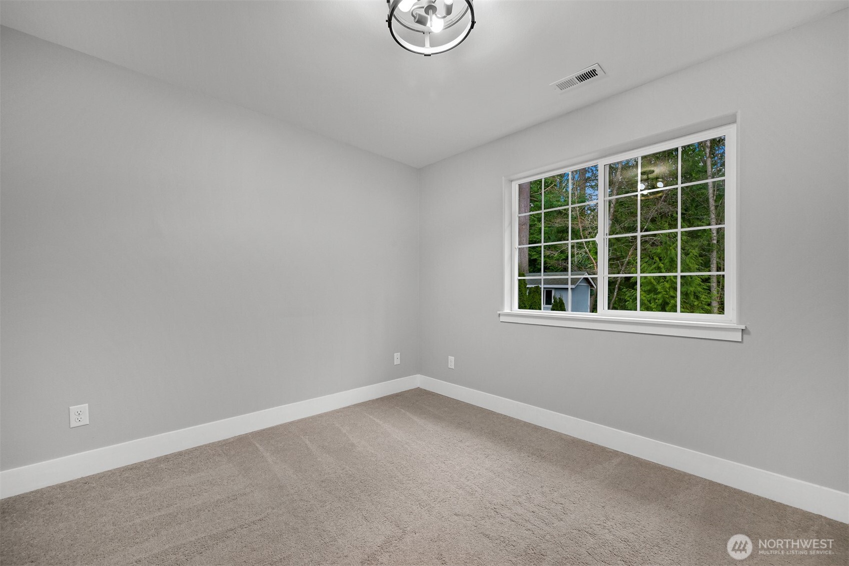 3500 South Avenue Bellingham, WA 98229 - Photo 18 of 38 an empty room with a window